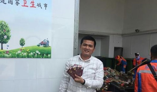 ?？谑忻駚G護(hù)照 環(huán)衛(wèi)工翻檢5噸垃圾找到