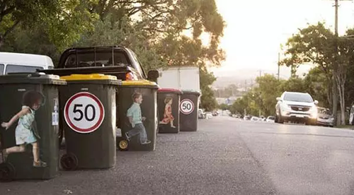 垃圾桶上貼安全標(biāo)識(shí)，提醒司機(jī)‘不要超速’