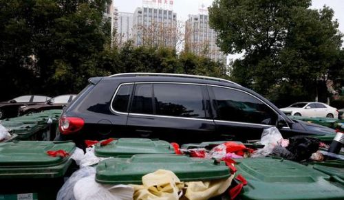 汽車被垃圾桶包圍是被惡搞還是得罪人了？