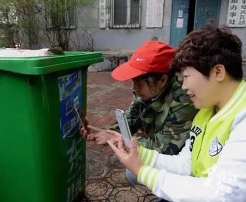 書(shū)報(bào)亭、早餐車(chē)，甚至垃圾桶都有二維碼“身份證”了。