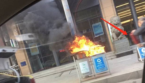 垃圾桶鬧市中突然著火 小黃下車拿起滅火器稍稍兩下