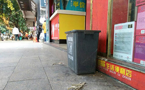 垃圾桶當(dāng)足球踢？！城區(qū)大半年累計丟近千個垃圾桶